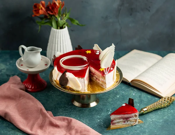 Gâteau glacé rouge décoré de chocolats blancs et noirs — Photo