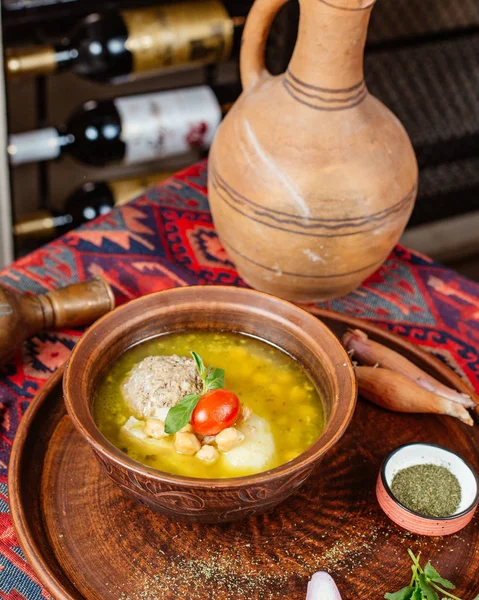 Традиційна азербайджанська страва суп з фрикадельки, приготований з нутом та картоплею — стокове фото