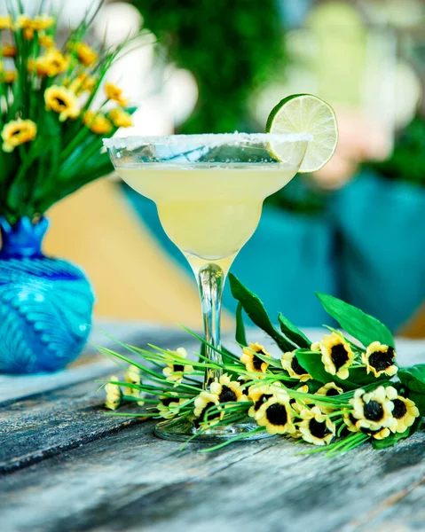 Lime cocktail garnished with lime slice in glass decorated with sugar sprinkles — Stock Photo, Image