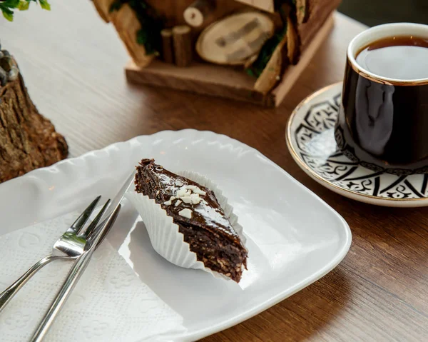 Czekolada Baklava Orzechami Filiżankę Herbaty — Zdjęcie stockowe