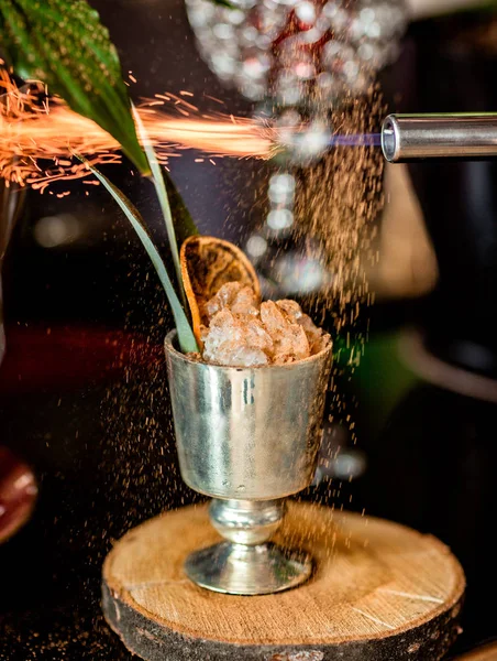 Un espejo de cóctel helado adornado con canela quemada —  Fotos de Stock