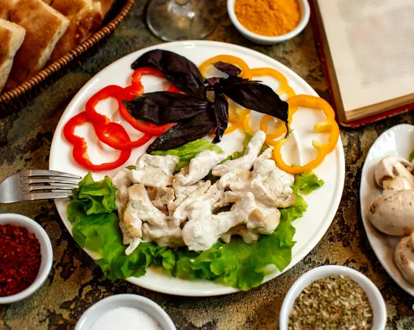 Huhn in Sauce mit geschnittenem Pfeffer — Stockfoto