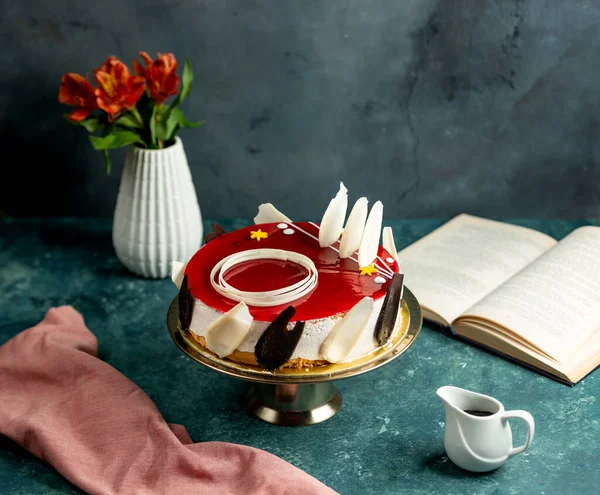 Cheesecake de morango com esmalte vermelho peças de chocolate branco e escuro — Fotografia de Stock