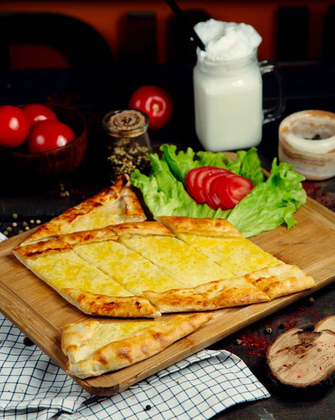 Crema de queso pide en una tabla de madera — Foto de Stock