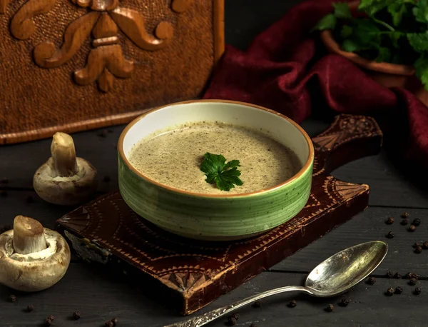 Грибний вершковий суп на столі — стокове фото