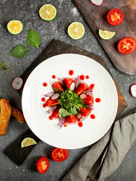 Tomatensalat, Radieschen mit Soße — Stockfoto