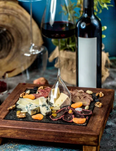 Plato de queso con vino tinto _ — Foto de Stock