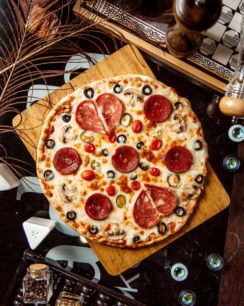 Pemandangan atas pizza pepperoni dengan jamur zaitun dan keju — Stok Foto