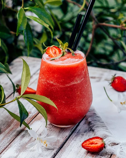 Strawberry Smoothie Dengan Kemangi Atas Meja — Stok Foto