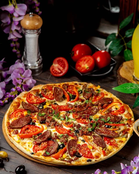 Sosis pizza dengan paprika tomat dan keju — Stok Foto