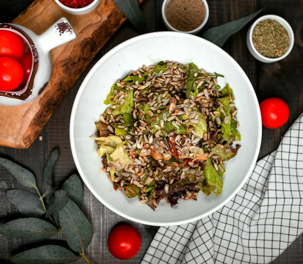 М'ясний салат з салатом, посипаний очищеним насінням — стокове фото