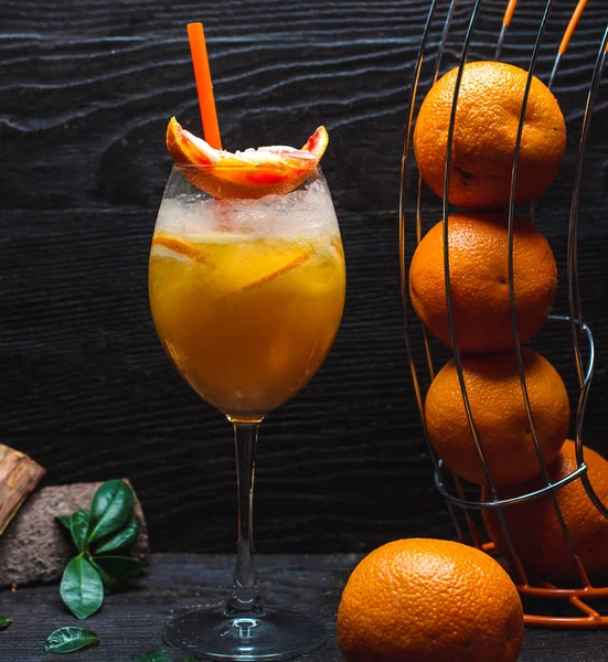 Kall apelsinjuice med apelsinskivor — Stockfoto