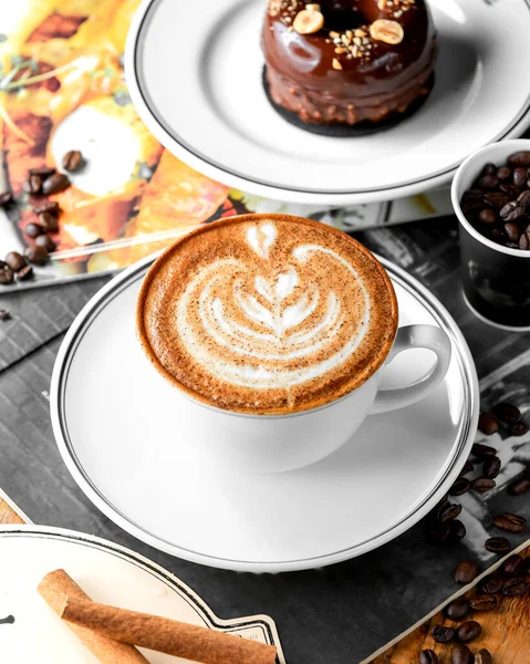 Чашку кофе с искусством латте и сахарной крошкой — стоковое фото