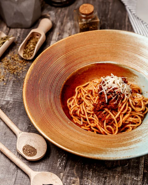 Pasta con tomate y queso encima —  Fotos de Stock