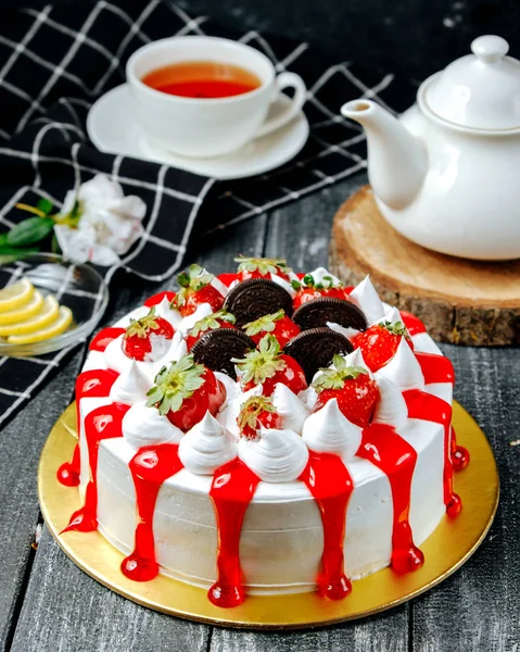Süßer Kuchen mit Sahne Oreo und Erdbeere — Stockfoto