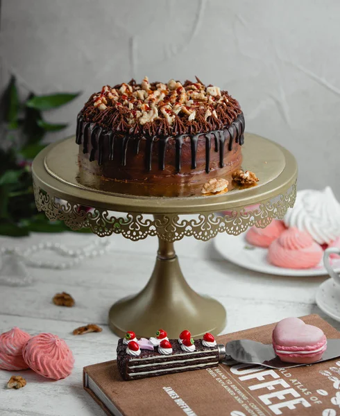 Chokladkaka med valnötter och chokladbitar — Stockfoto