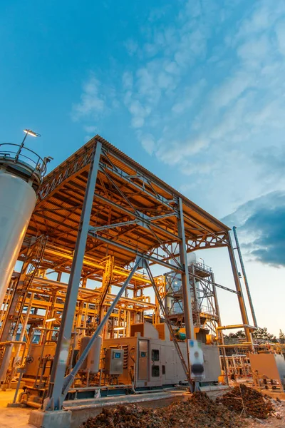 Instalaciones de procesamiento de petróleo y gas en la fábrica — Foto de Stock