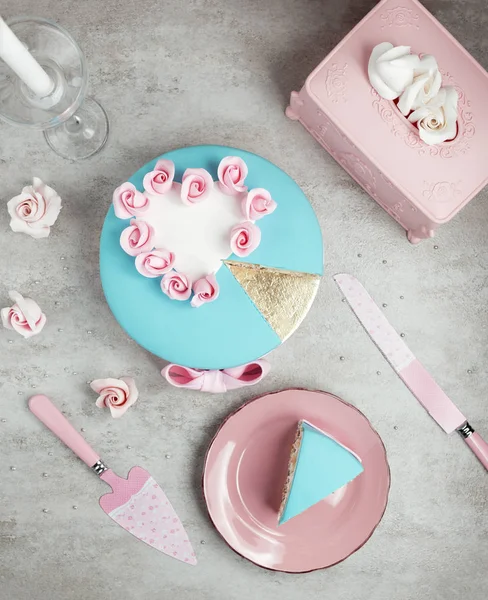 Bolo de turquesa fatiado com coração branco e rosas rosa em cima — Fotografia de Stock