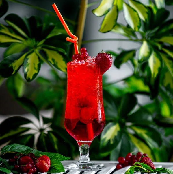 Cóctel de fresa rojo adornado con fresa y arándano — Foto de Stock