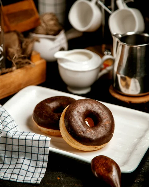 Пончики с шоколадной начинкой — стоковое фото