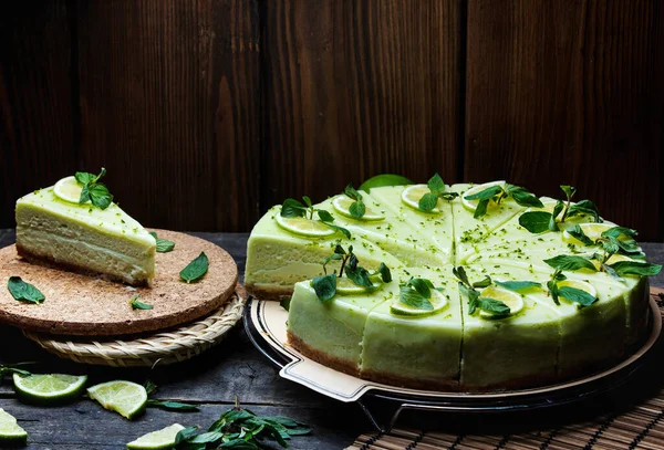 Pastel de queso verde cubierto con limón y menta — Foto de Stock