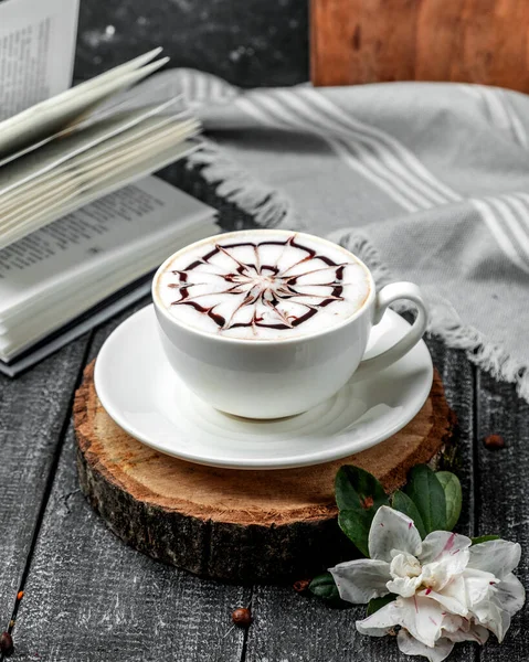 Cappuccino frais sur la table — Photo