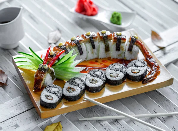 unagi suşi börekleri ejderha şeklinde ve suşi yin yang şeklinde servis edilir.