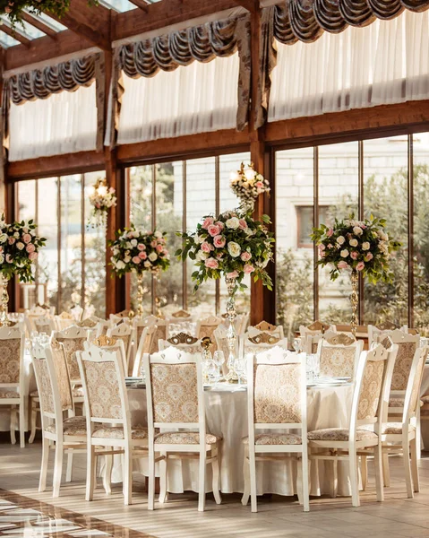Hochzeitsfestsaal Mit Vielen Blumen — Stockfoto