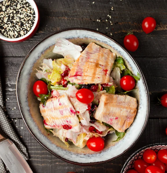 Салат из лосося с овощами на столе — стоковое фото