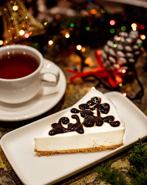 Torta di formaggio con topping al cioccolato e tazza di tè — Foto Stock