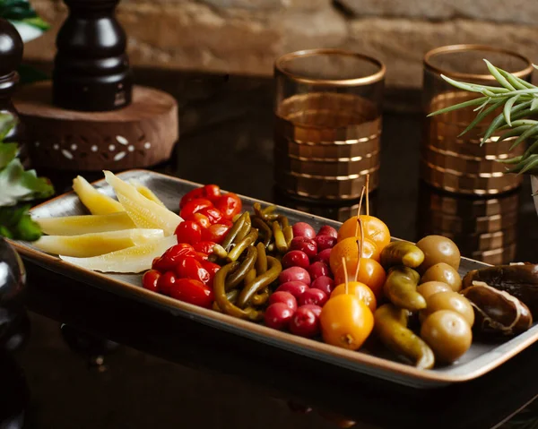 Uppsättning pickles serveras på tallrik — Stockfoto