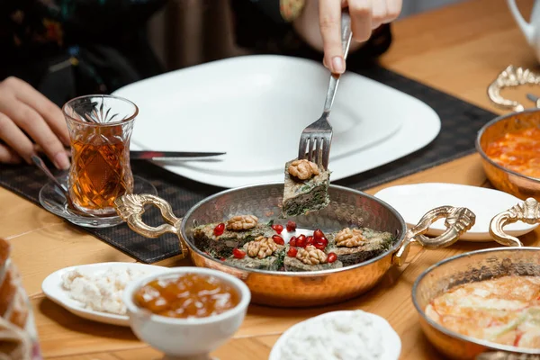 Azerbaiyán kuku kookoo con huevos batidos y verduras — Foto de Stock