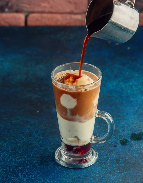 Αλάτι καραμέλα milkshake σε ένα ποτήρι σε ναυτικό φόντο — Φωτογραφία Αρχείου