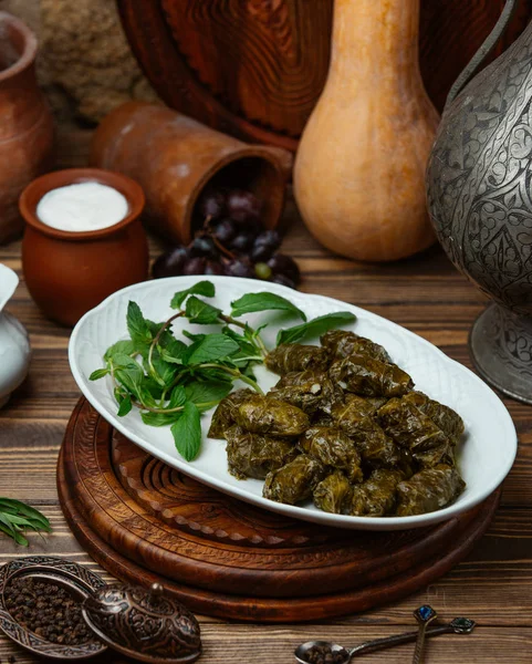 Hojas de toronja dolma azerbaiyana envueltas en carne, arroz servido con yogur — Foto de Stock