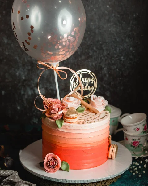 Bolo de aniversário com rosas creme e macaroons — Fotografia de Stock