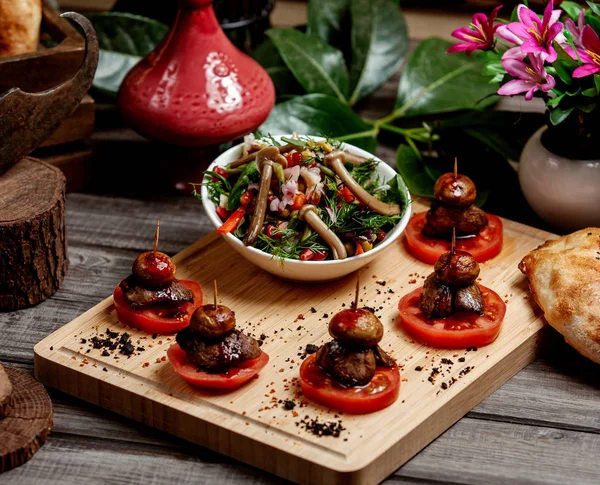 Salade de légumes avec viande frite et tomates — Photo