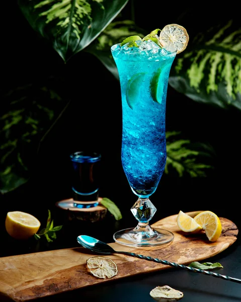 ライムスライスで装飾された青いラグーンのガラス — ストック写真