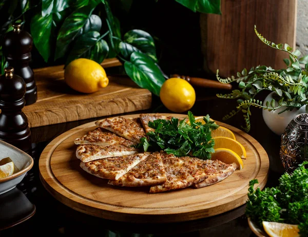 Lahmajun turc avec des légumes verts et des tranches de citron — Photo