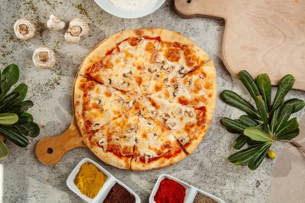 Pizza de champiñones con champiñones y especias en la mesa — Foto de Stock