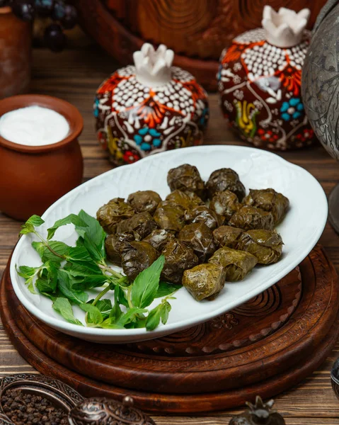 으깬 포도 잎 인 돌 마 는 마늘 요 구스 와 함께 내놓았다 — 스톡 사진
