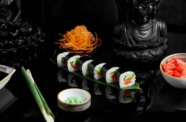 Sushi avokádó lazaccal és gyömbérrel — Stock Fotó