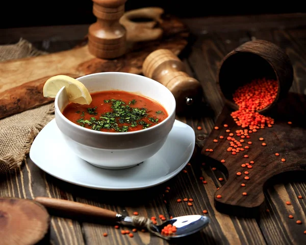 Egy tál lencse leves fűszerekkel és citrommal díszítve — Stock Fotó