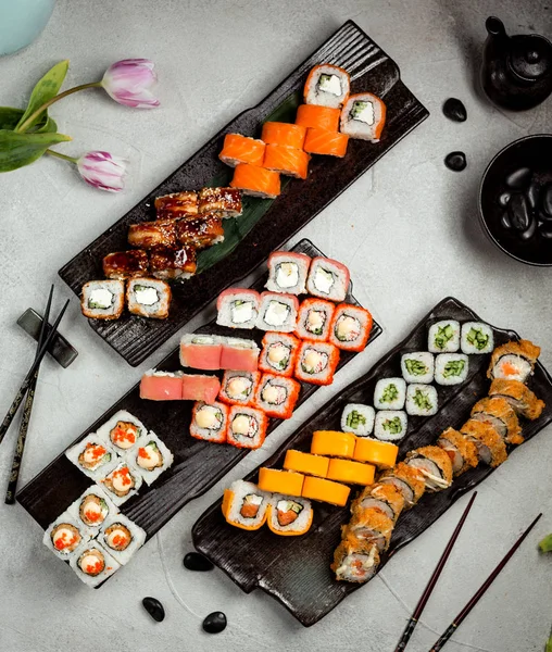 Sushi szett angolnával, lazaccal, tonhallal, norival és forró sushival — Stock Fotó