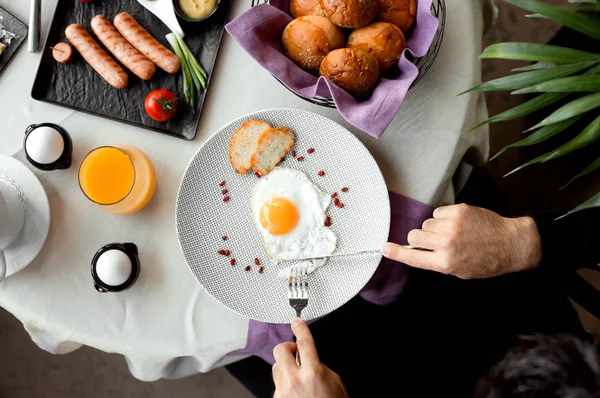 Vista superior del hombre desayunando con huevo soleado boca arriba — Foto de Stock