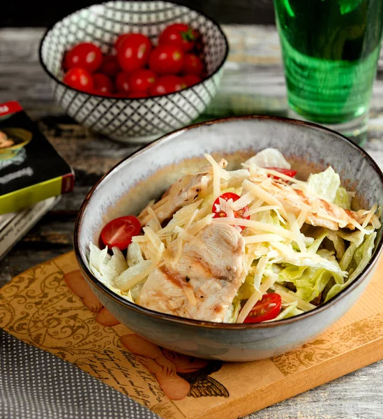 Sallad caesar med kyckling på bordet — Stockfoto