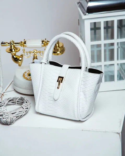 Λευκή τσάντα φιδιού με χρυσαφί λεπτομέρεια — Φωτογραφία Αρχείου