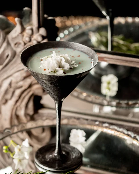 Mint cocktail med blomma topping — Stockfoto