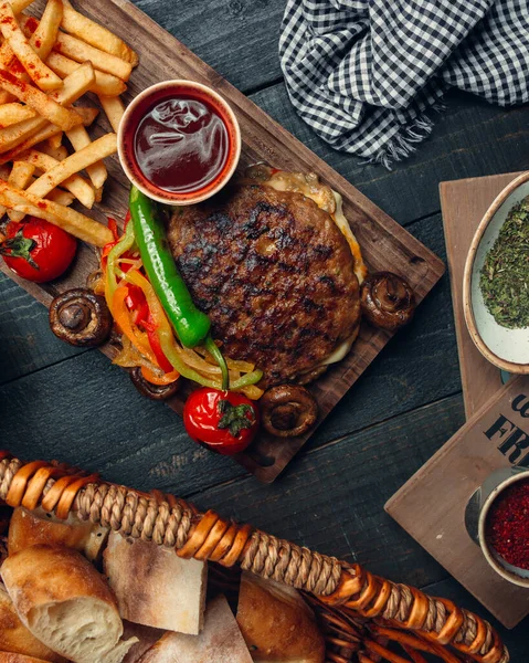 Grillowana jagnięcina bunless burger podawany z pieczoną papryką, frytki, grzyby, ketchup — Zdjęcie stockowe
