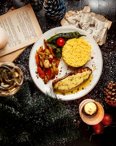 Smażone warzywa ryż i mięso z serem na wierzchu — Zdjęcie stockowe