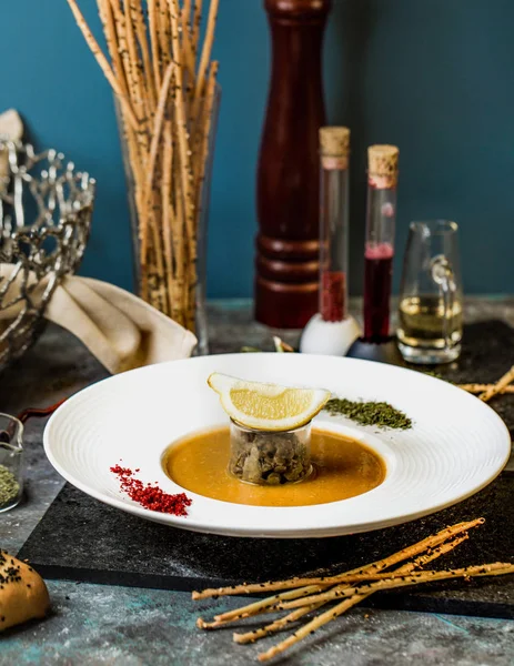 Sopa de lentilha com limão na mesa — Fotografia de Stock